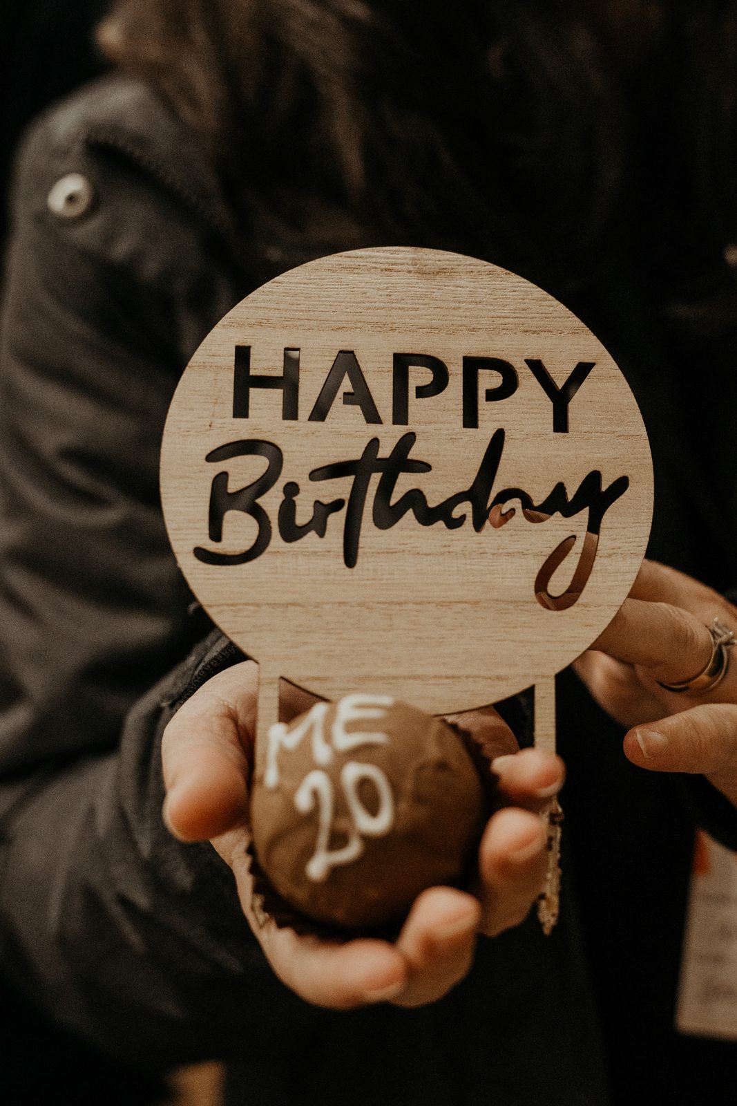 «Happy Birthday» aus Holz und ein Muffin mit der Zahl 20: das Jubiläum von Micii Exploratori.