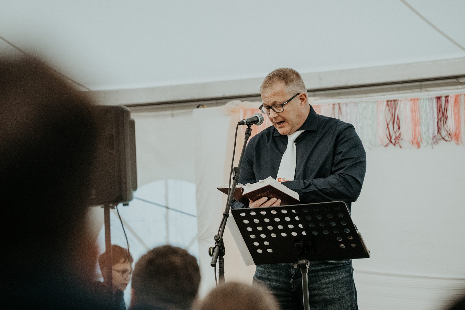Daniel Horst spricht am Rednerpult im Festzelt beim Jubiläum.