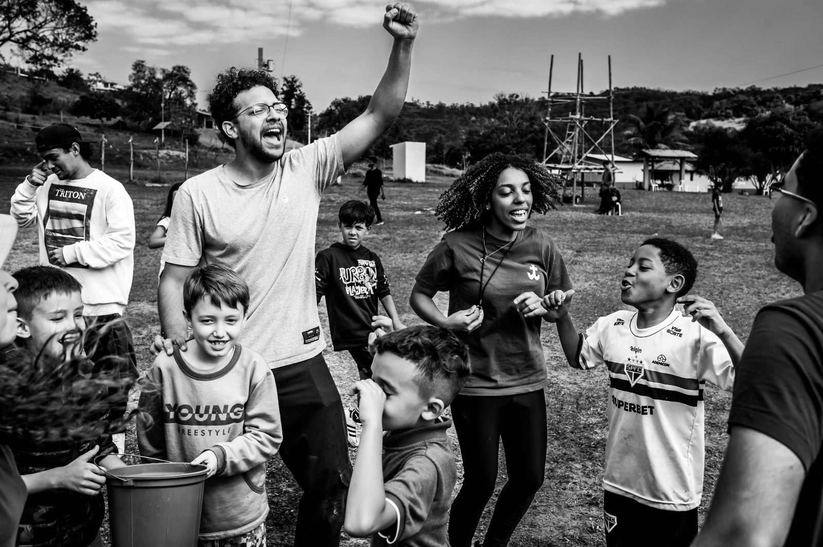 Jubel beim Eimerball-Spiel: Kinder und Leitende feiern einen Sieg auf dem Lagerplatz.