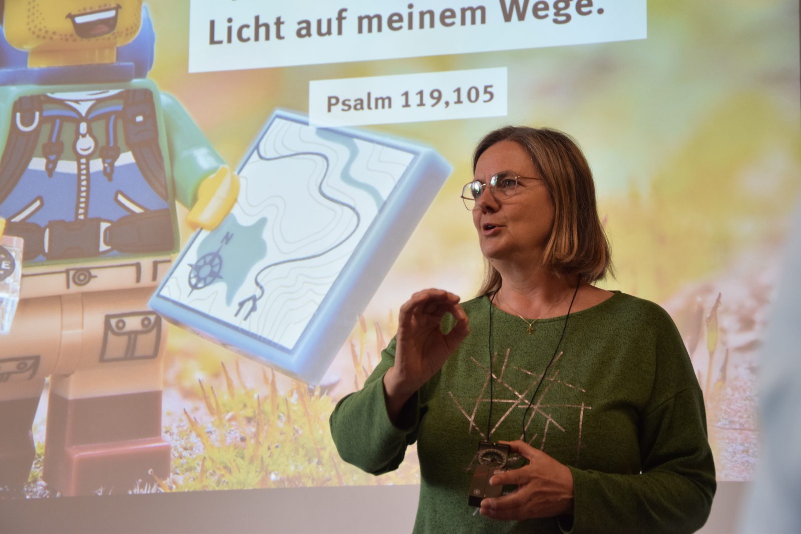Eine Lektion im Kursraum – heute mit Psalmwort an der Wand.