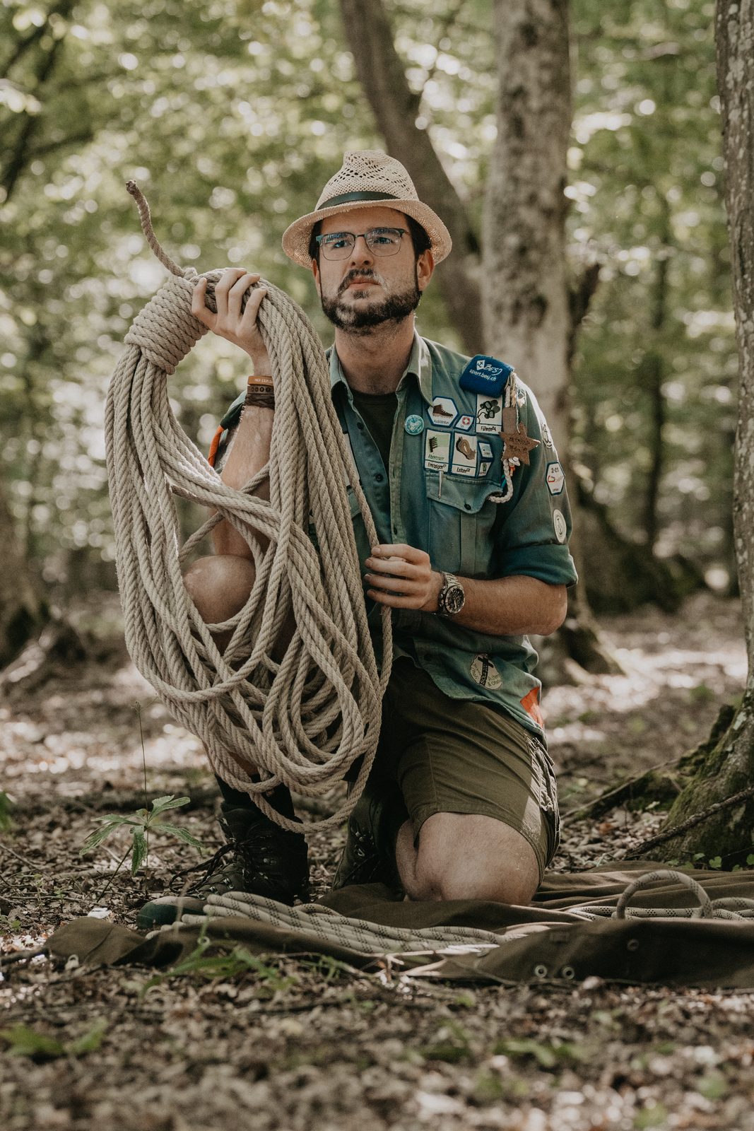 Ein Kursleiter mit dem Seil im Wald: Jungschar-Technik gehört zum Teamleiterkurs.